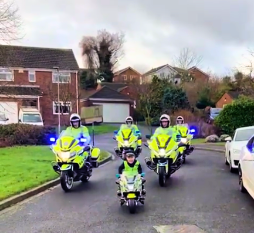 طفل  يقود دورية للشرطة يوم عيد ميلاده ...